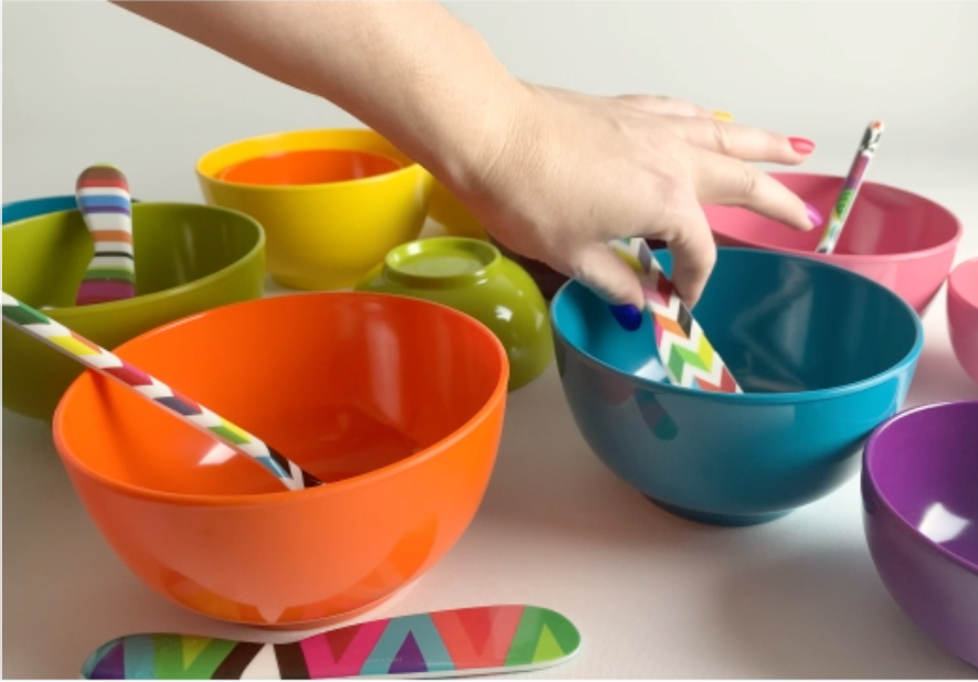https://www.frenchbull.com/cdn/shop/products/SmallandMinibowlswithspreadersandspoonswithhand_2048x.png?v=1614634671